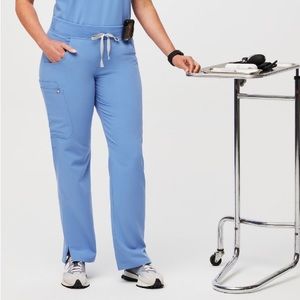 FIGS Ciel Womens Kade Petite Cargo Scrub Pant in Medium